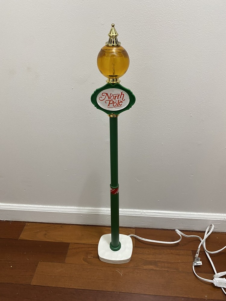 Santa’s Best North Pole Telescoping Christmas Lamp Light Post Vintage Decor