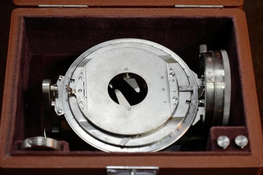 microscope antique Microscope Accessory No. 16 "Leitz Universal Stage UT2" USED