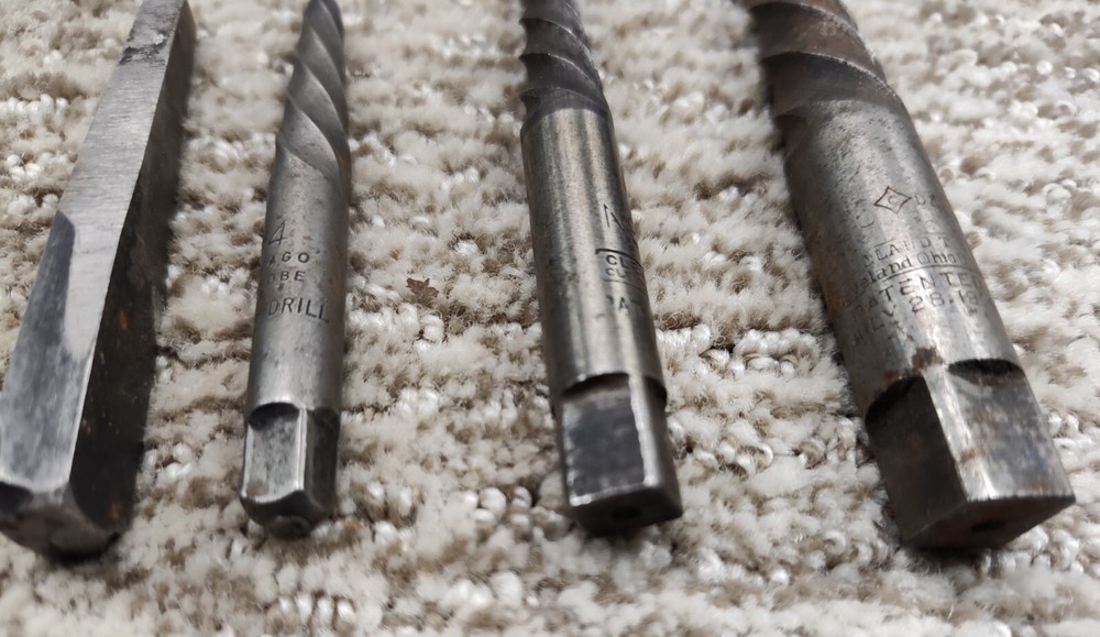 🗽SET OF FOUR EASY OUTS