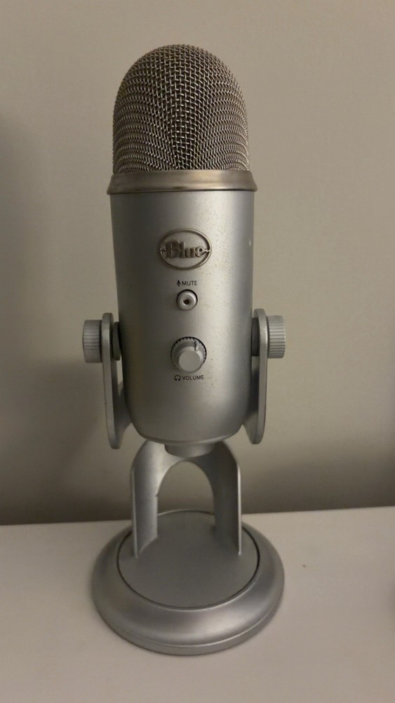 Blue Yeti USB Microphone Silver – Tested Working – Great Condition w/ Stand