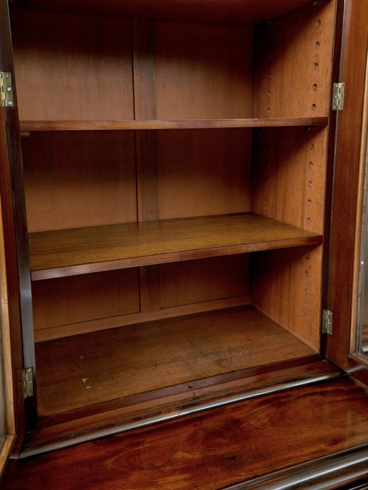 EARLY VICTORIAN 19TH CENTURY FLAME MAHOGANY BREAKFRONT BOOKCASE