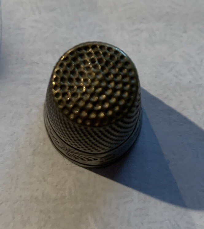 VINTAGE BRASS SEWING THIMBLE SCROLL DESIGN