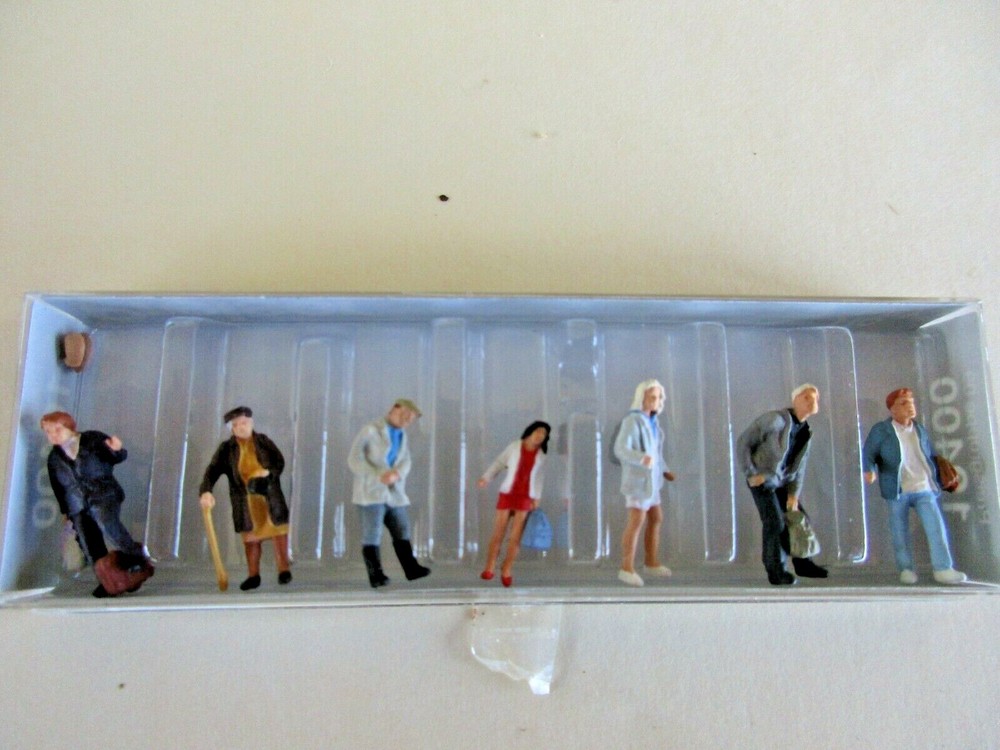 PREISER HO - Passengers Waiting for Train #10400 (NIB)