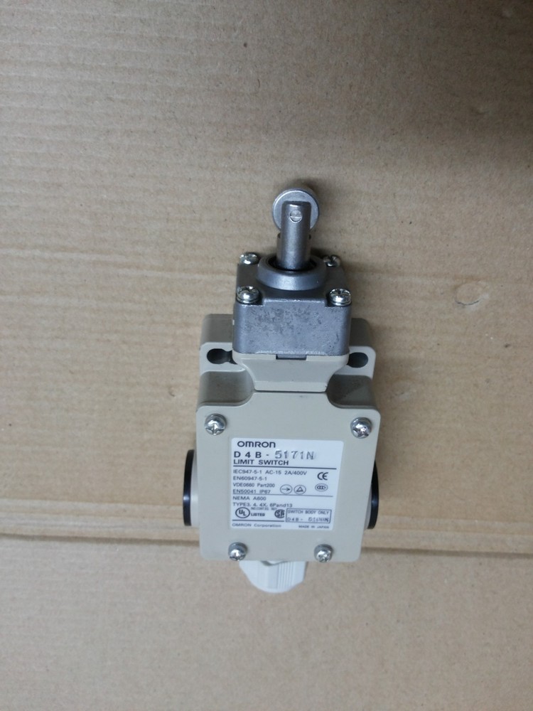 OMRON D4B-5171N Roller Lever Limit Switch