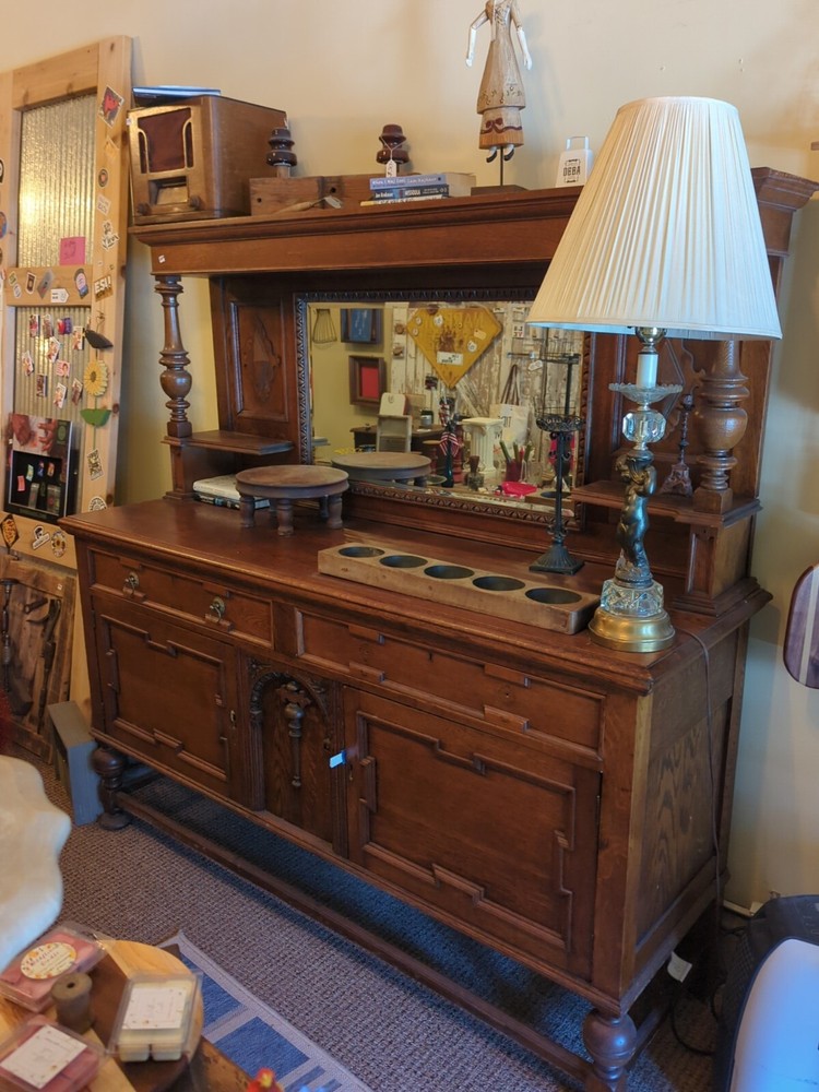 Sideboard Buffet Vintage With Mirror. Very Nice.
