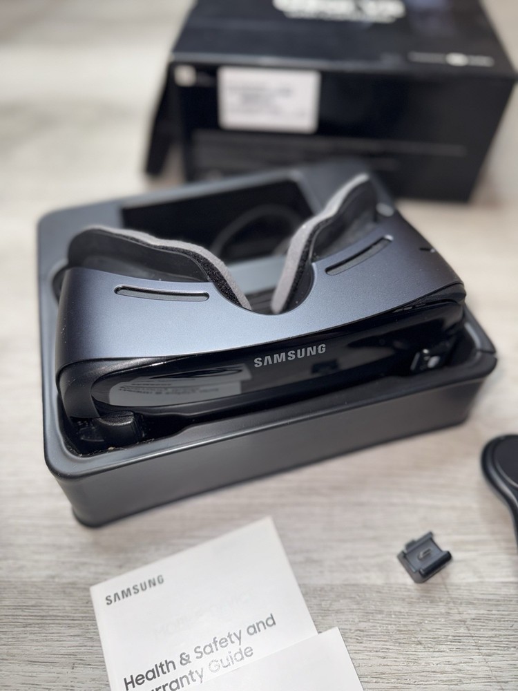 Samsung Gear VR SM-R325 With Controller