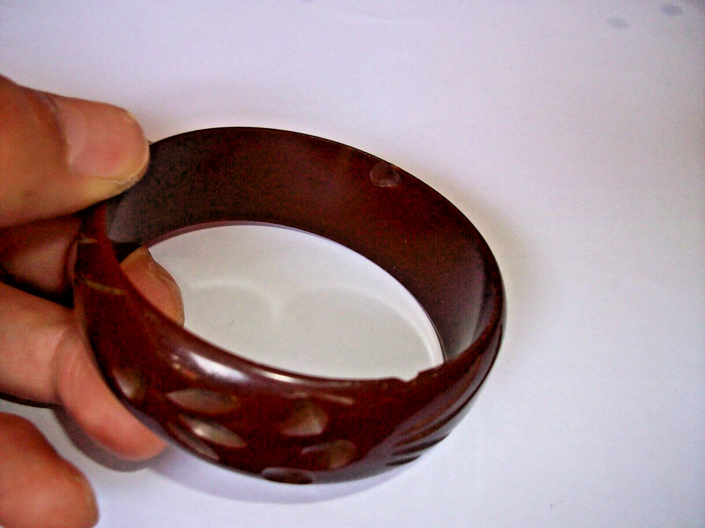 VINTAGE CARVED BAKELITE BANGLE, BRACELET SIMICHROME TESTED