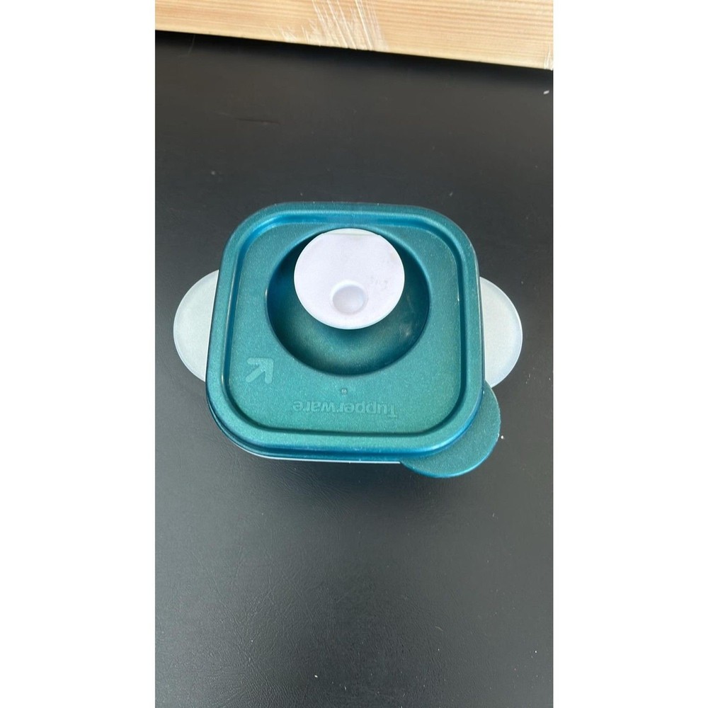 Tupperware Crystal Wave 1.25 Cup Square Lunch Container Microwave Hunter Green