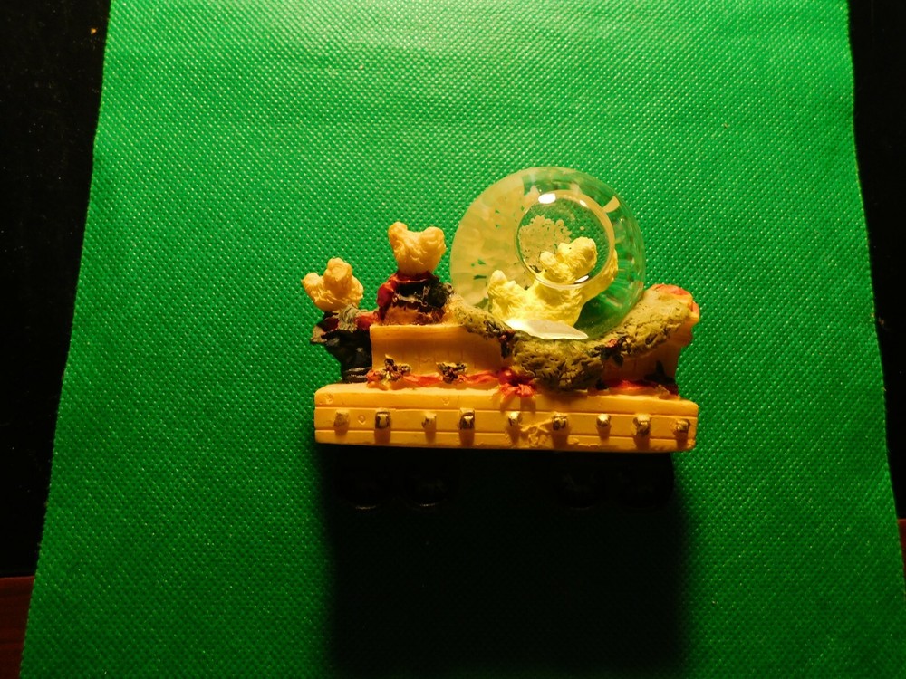 BEARS ON A TRAIN GLOBE FIGURINE! c463UXX