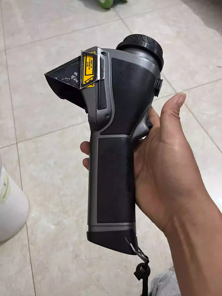1 PCs FLIR E30 Handheld Thermal Imaging Camera with accessories