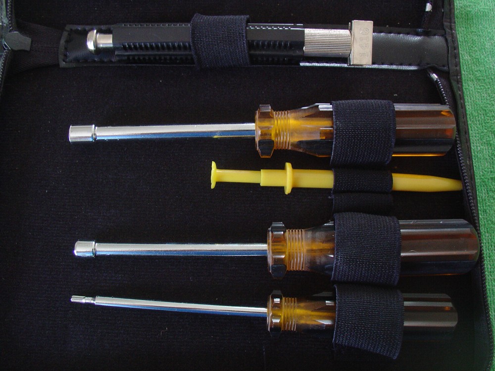 DATA-TECH INSTITUTE COMPUTER SERVICE TOOL KIT 10 PIECES IN ORIGINAL CASE