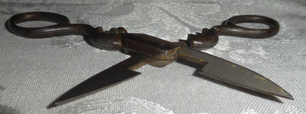 Vintage Button Hole Scissor
