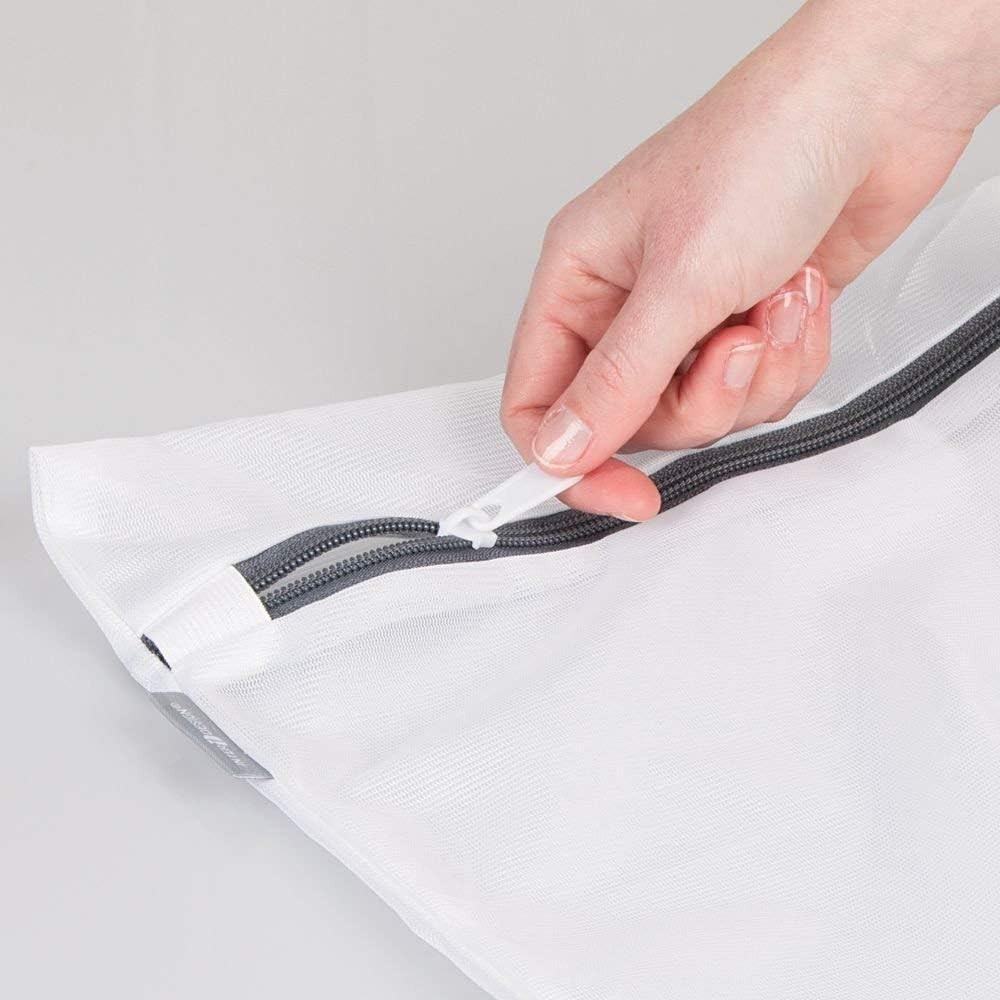 Durable Medium Mesh Laundry Bag with Zipper - Ideal for Organizing Delicates