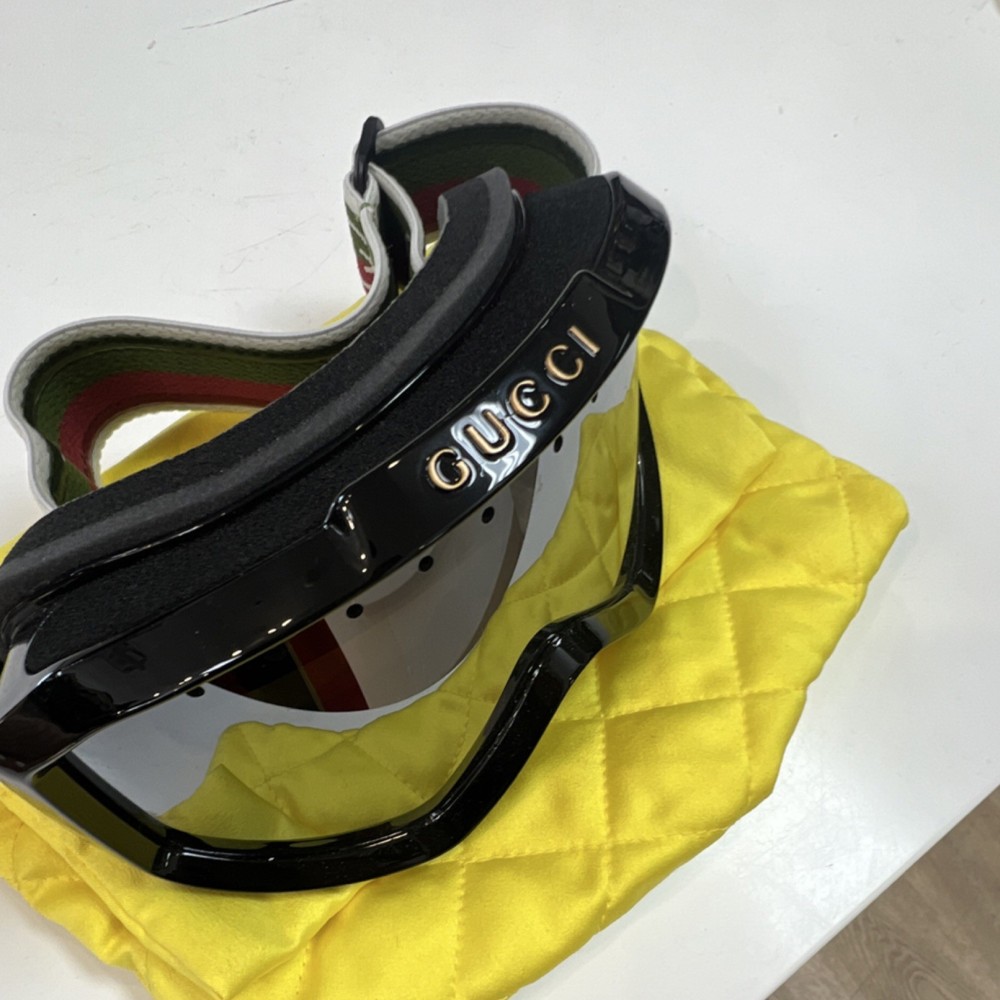Gucci Shield Ski Goggles Black Frame Mirrored Silver Lens Adjustable Oversized