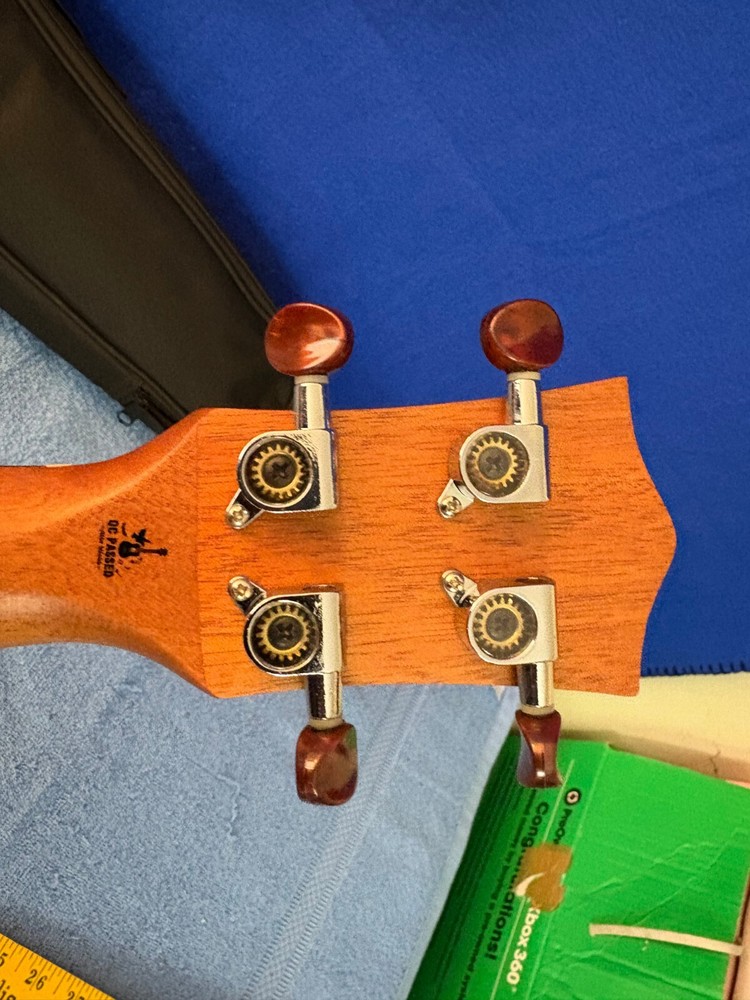 Kmise KMU21S 21in Ukulele w/ Case