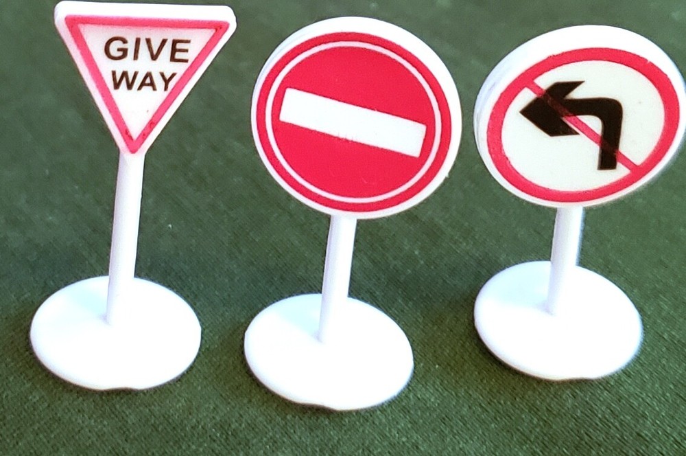 3pc 1" Mini Toy Train Signs