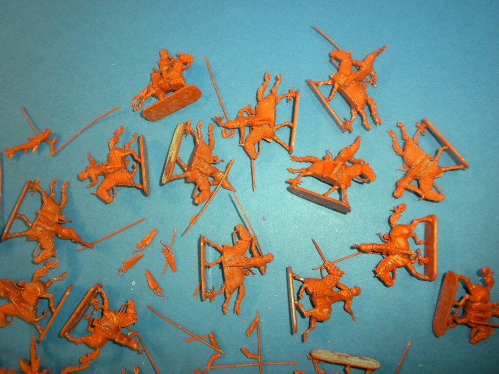 HAT INDUSTRIES/AIRFIX - 39 PLASTIC MODEL FIGURES 1/72 LOT #33
