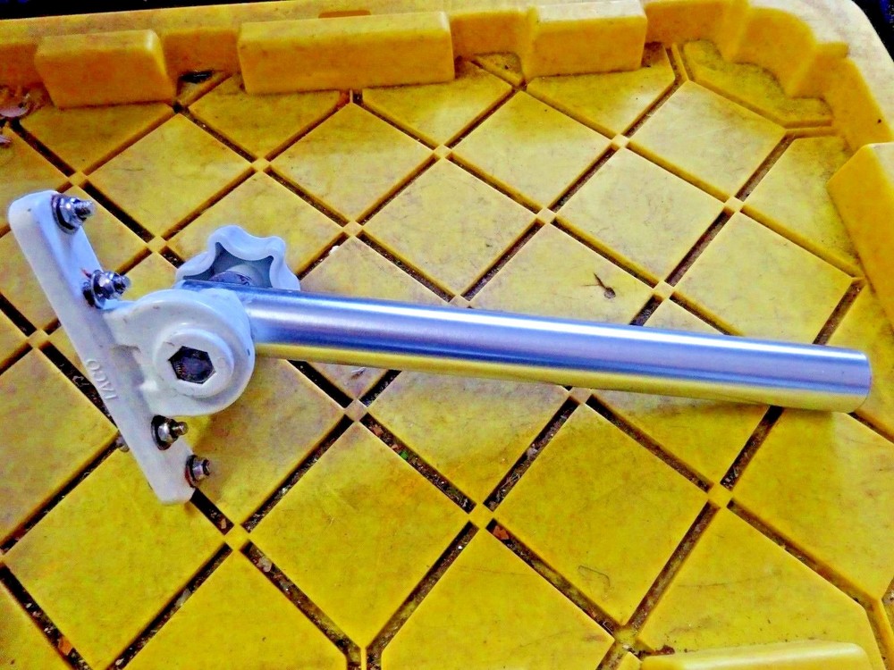 TACO FLAG POLE MOUNT BOAT 1"