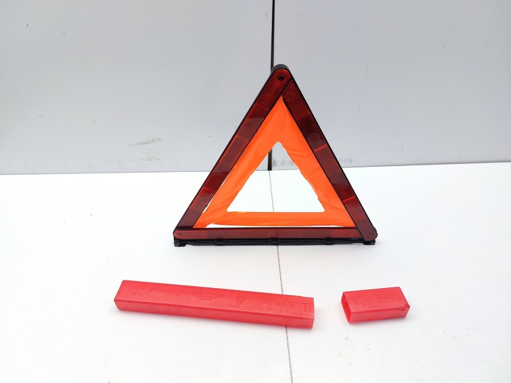 MG HS 2024 EMERGENCY WARNING HAZARD TRIANGLE 10526429