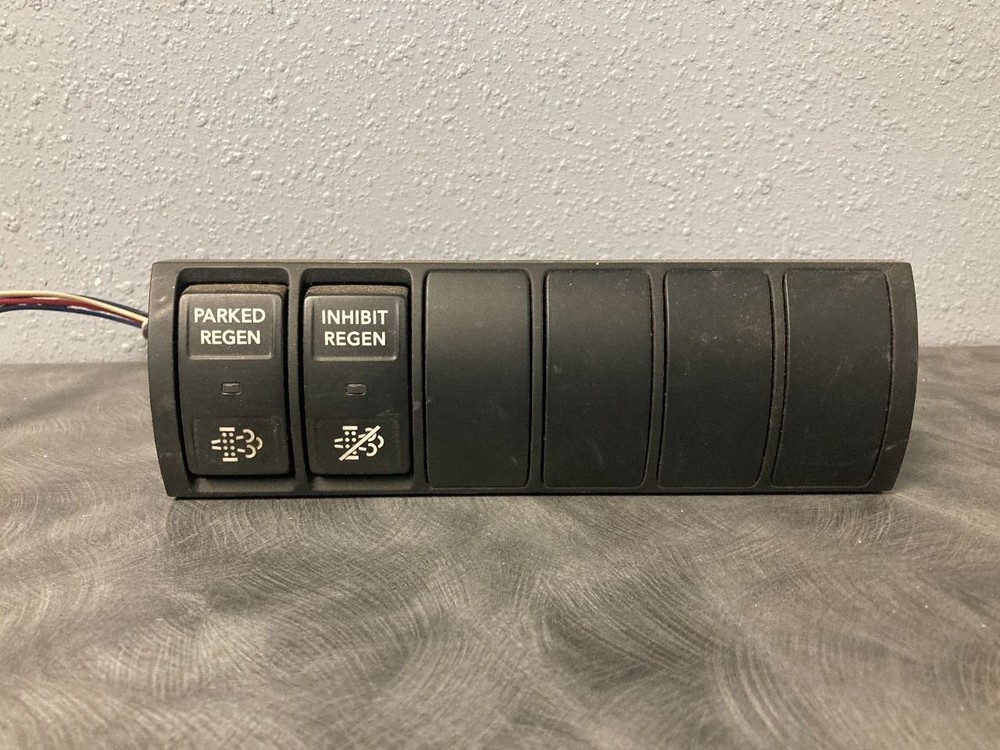 International LT SWITCH Dash Panel - Used | P/N 4057689C3