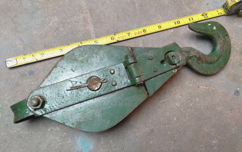 VINTAGE CAST IRON 4" PULLEY AND SWIVEL HOOK WITH LOWER GUIDE