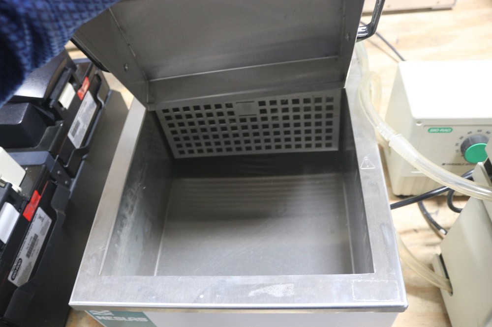 NESLAB GP-200 TEMPERATURE BATH WORKING WATERBATH