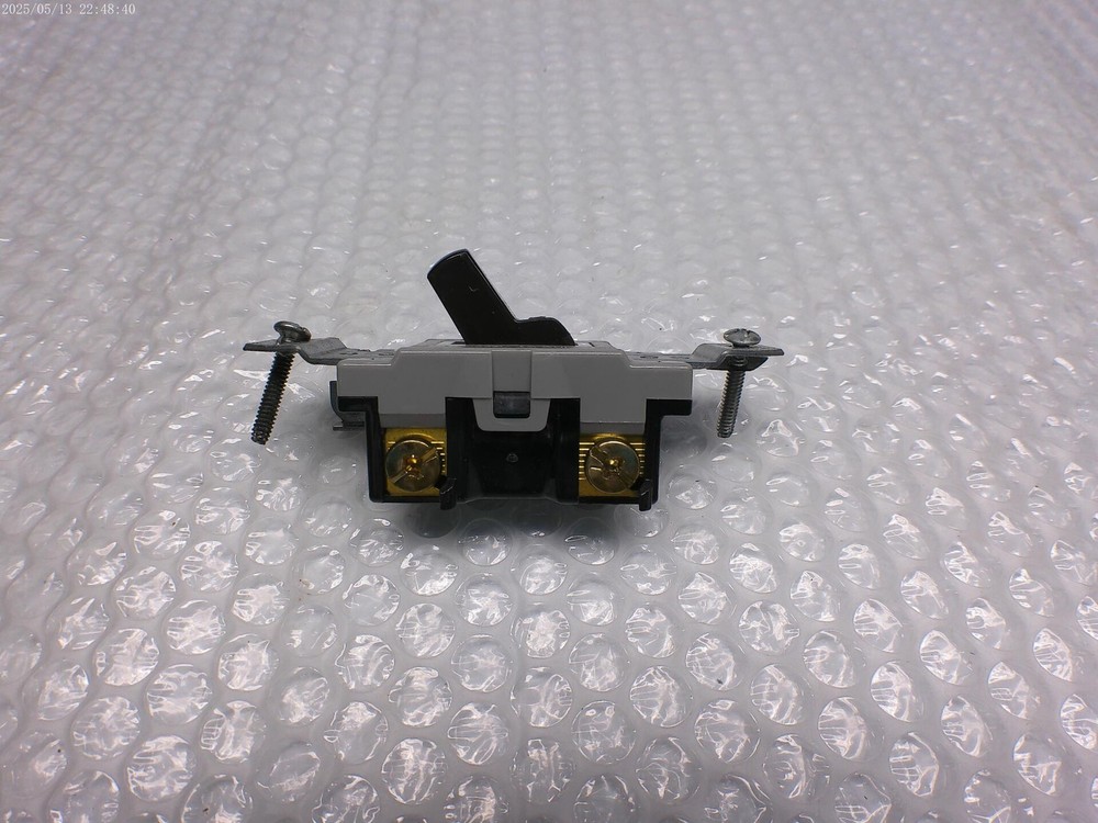 HUBBELL SWITCH 120-277VAC UNMP