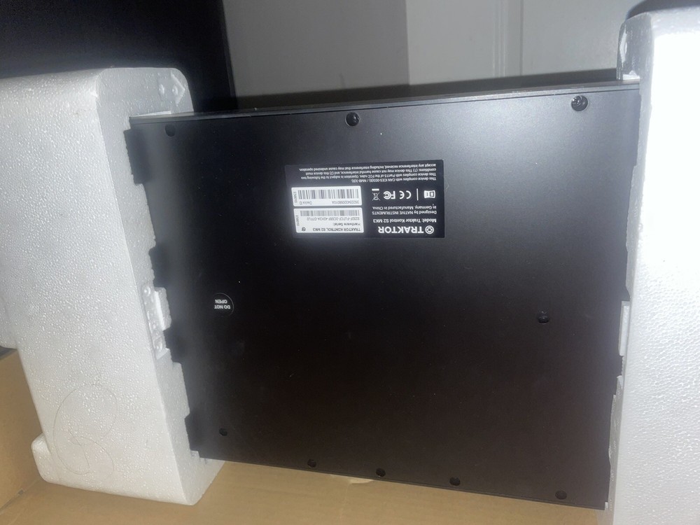 Native Instruments Kontrol S2 MK3 Double Deck Controller - 25421