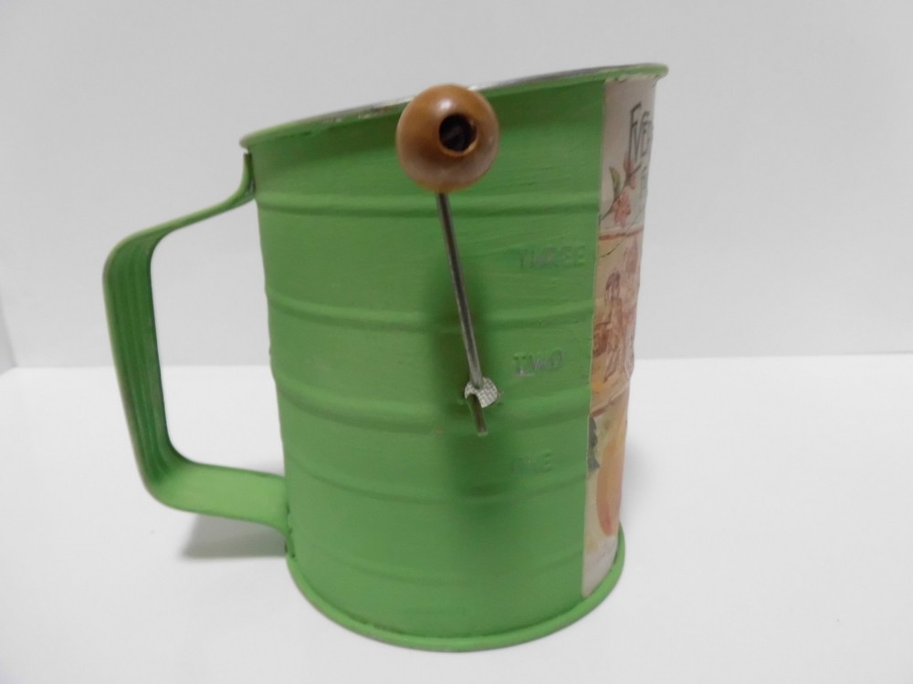 (B4) Decorative Vintage Flower Sifter ￼