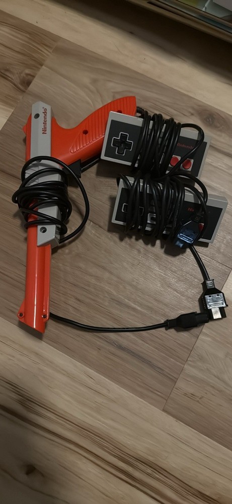 NES System Console / 2 Controllers / 1 Zapper / 4 Games / Read Description