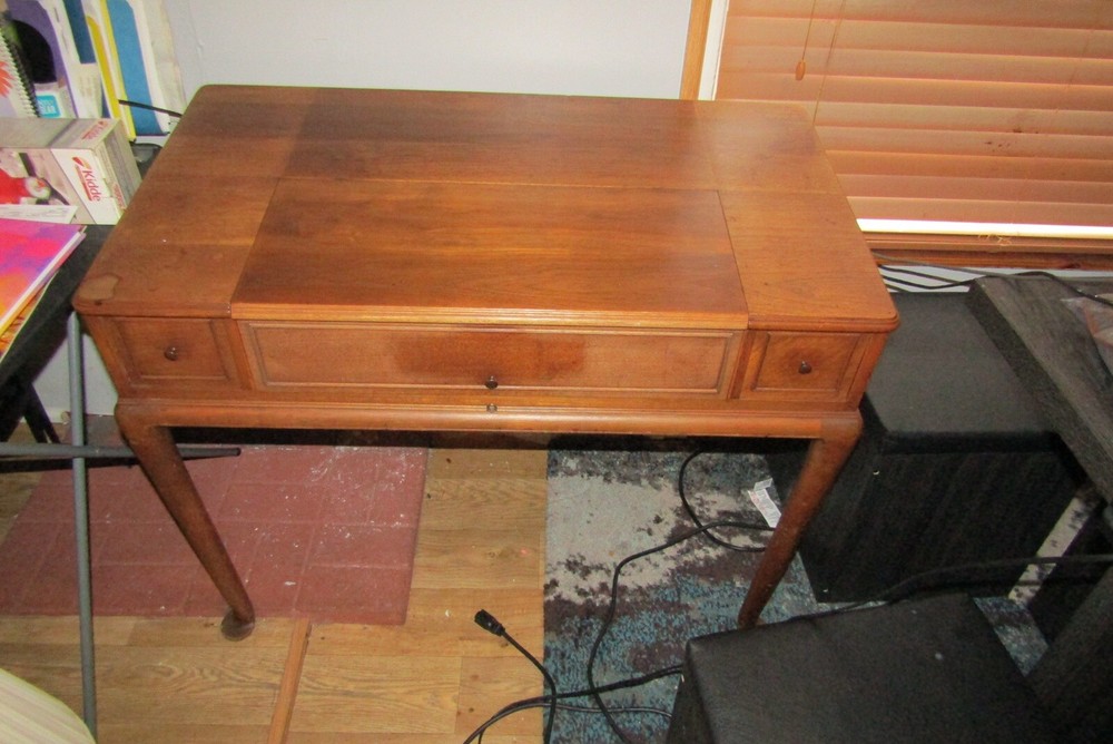 vintage desktop And chair