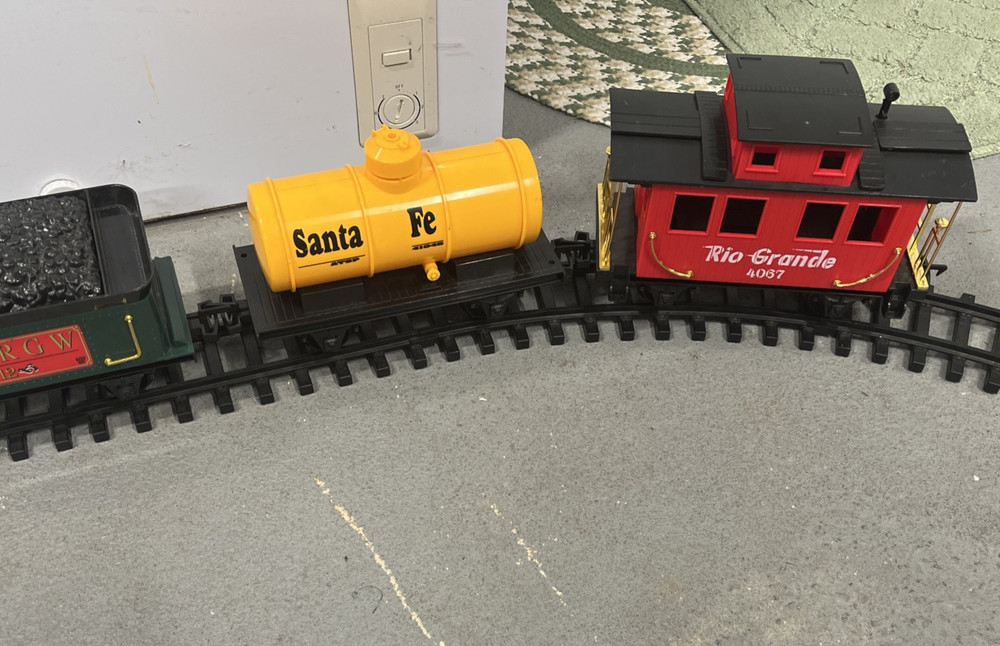 EZTEC Train Set Works includes tracks to complete oval, Locaomotive, coal car