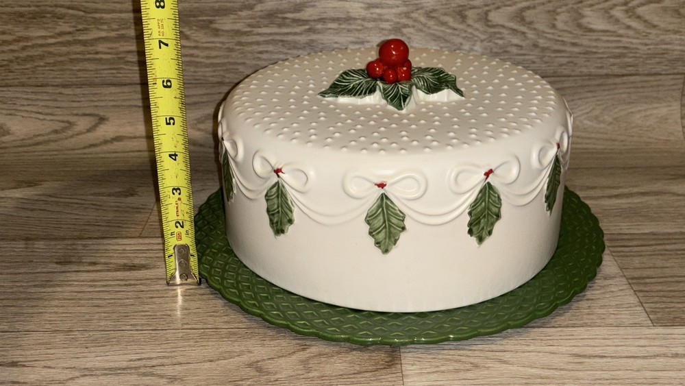 Holly Berry Vanilla Cake Stand