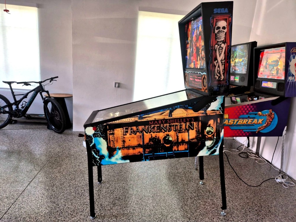 SEGA FRANKENSTEIN PINBALL MACHINE 1995 collections