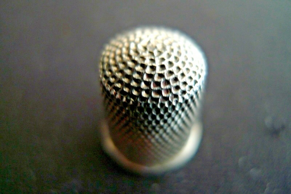 VINTAGE STERLING SILVER SEWING THIMBLE HAMMERED PATTERN DESIGN EDGING SIZE 8