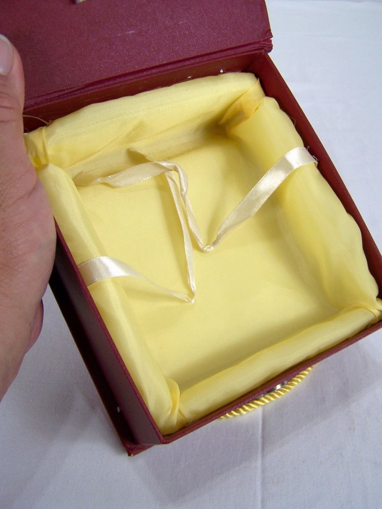 Red High Quality Gift Box Padded with Handles