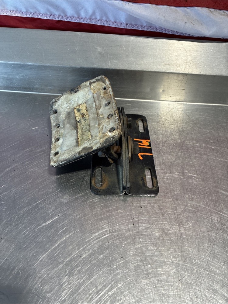 FREIGHTLINER BRACKET - UPPER EXHAUST SUPPORT, CAB MOUNTED, RH