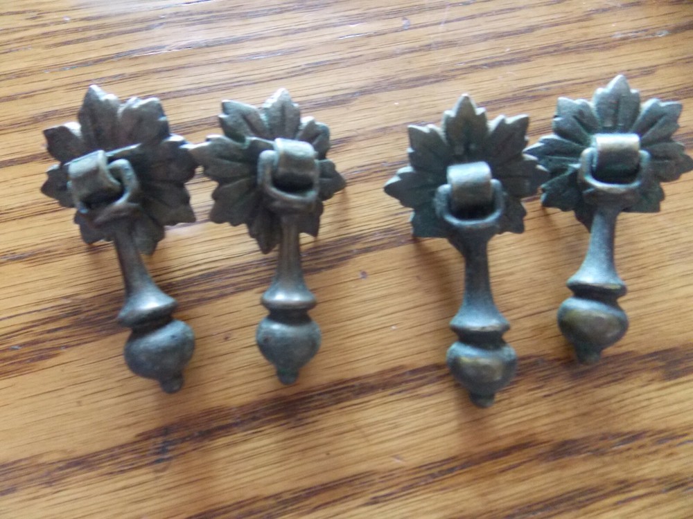Vintage Furniture Pull / Drawer Handle      (1 pull)   (PR7)