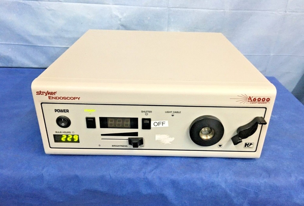 Stryker Endoscopy x6000 Light Source 220-185-000. Bulb Hours: 229