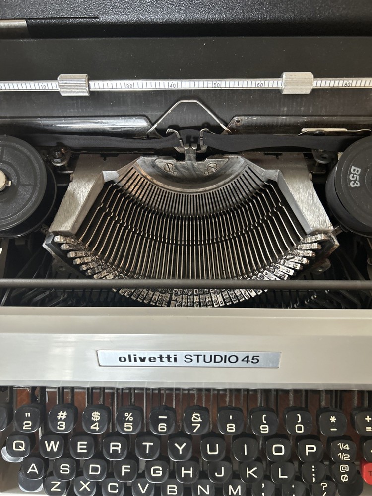 Olivetti Studio 45 Manual Typewriter with Case Made In Spain Tested Working