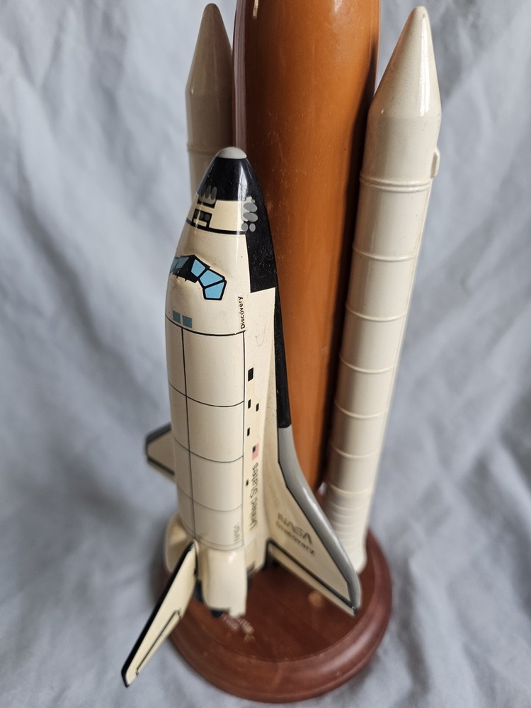 NASA VINTAGE Space Shuttle Discovery - Desk Top Display Model - Scale 1/200