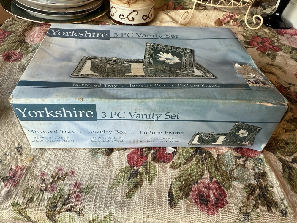 Yorkshire 3 PC Vanity Set,