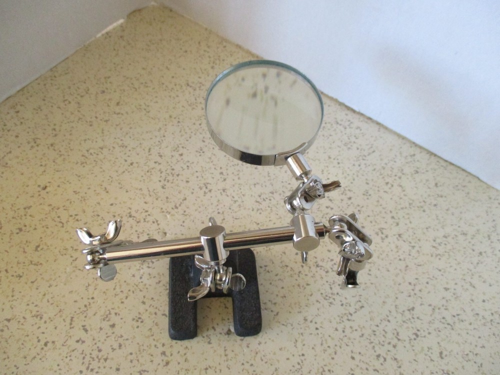WORKBENCH MAGNIFYING GLASS, CLIPS FOR FINE DETAIL WORK, ADJUSTABLE, 2.5" MAGNIFY