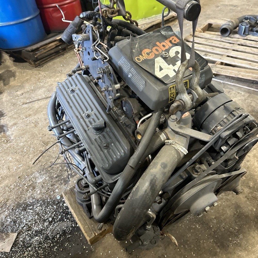 OMC 4.3 Cobra Boat Engine