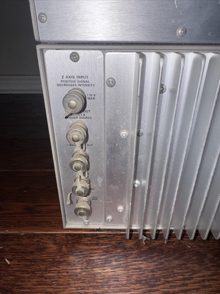 Tektronix 7704A Analog Oscilloscope System (powers On) Un-tested