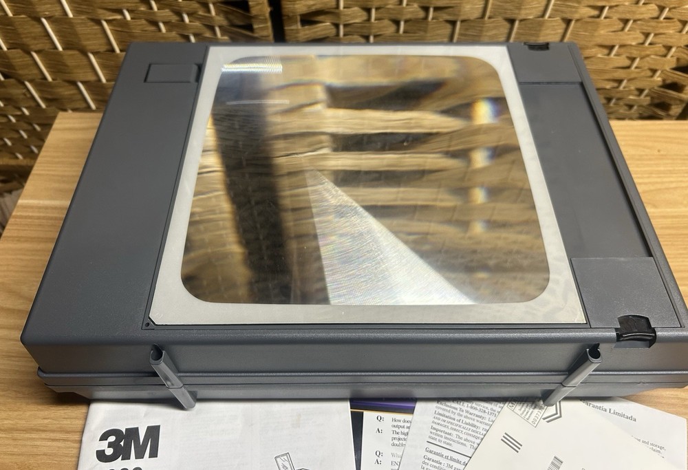 3M Compact Folding Portable Overhead Projector 2000 AG Carrying Case Tabletop