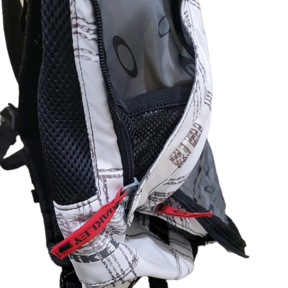 OAKLEY UTILITY WHITE DESIGN BACKPACK PRE OWNED GOOD