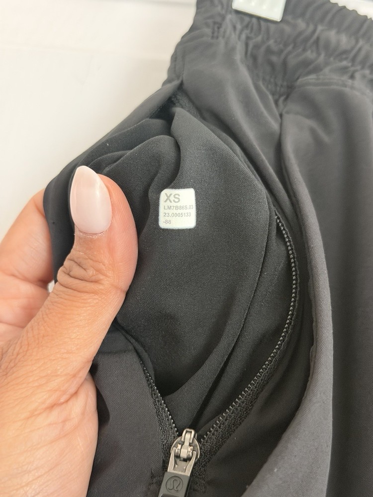 LULULEMON PACE BREAKER SHORT, NWOT, SQUARE DOT