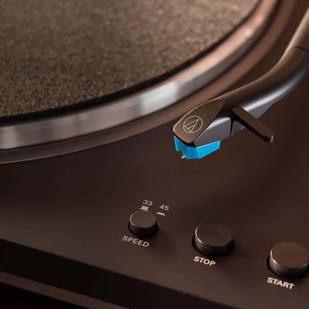 Audio-Technica Fully Automatic Belt-Drive Turntable Silver with Speaker Bundle