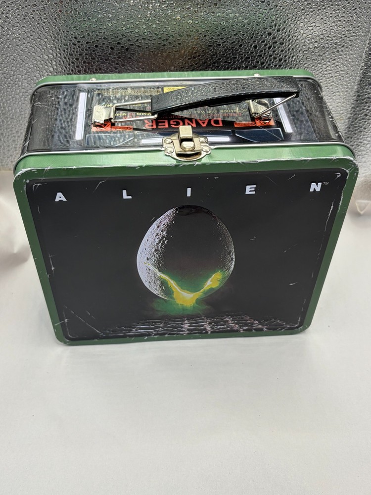 Diamond Select Toys Alien Egg Distressed Lunch Box with Thermos